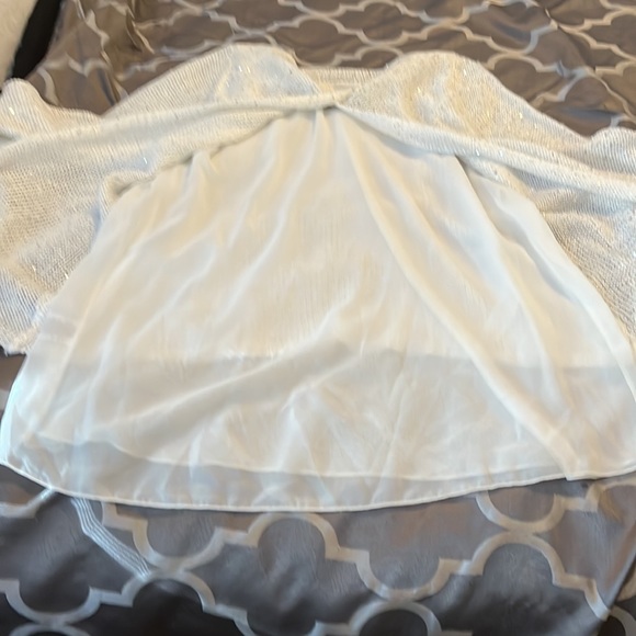 White sparkly sweater with small tear over the left bosom - Picture 3 of 3